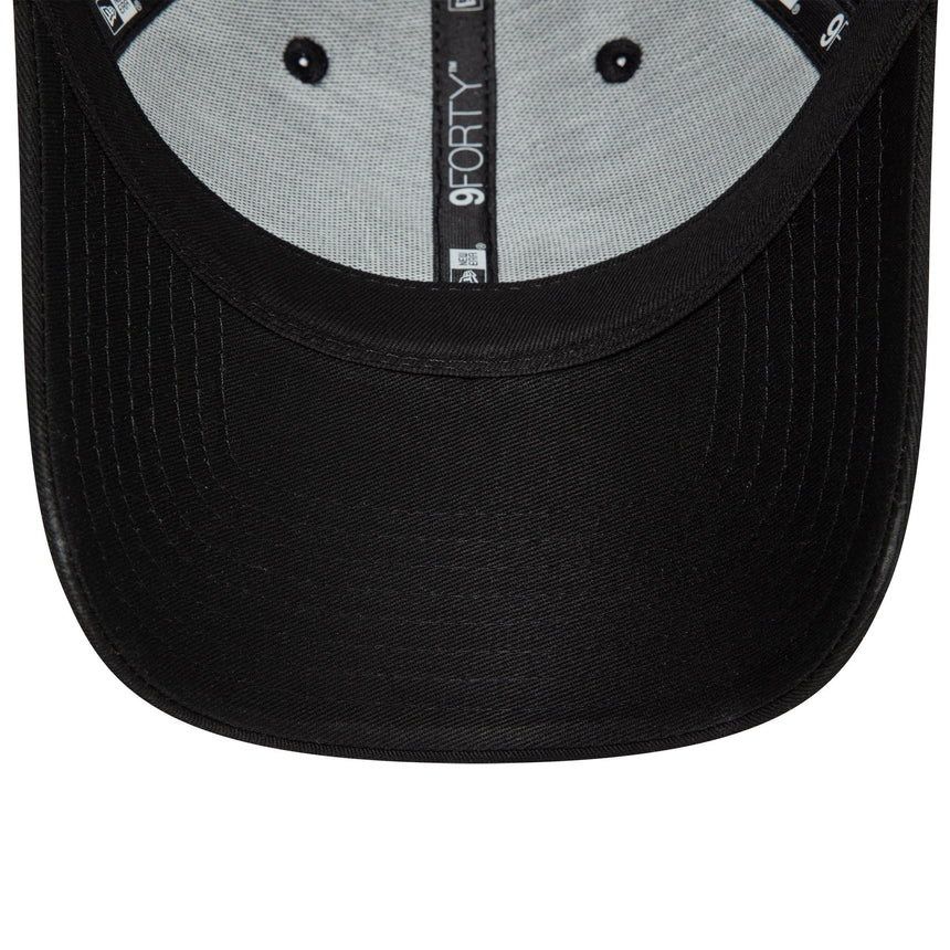 Gorra Alpine, en relieve. New Era, 9FORTY, negra