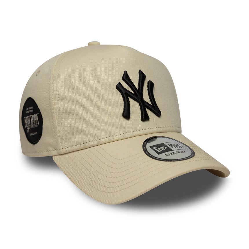 Gorra de los New York Yankees, color beige, con parche lateral, estilo A-frame, New Era, 9FORTY.