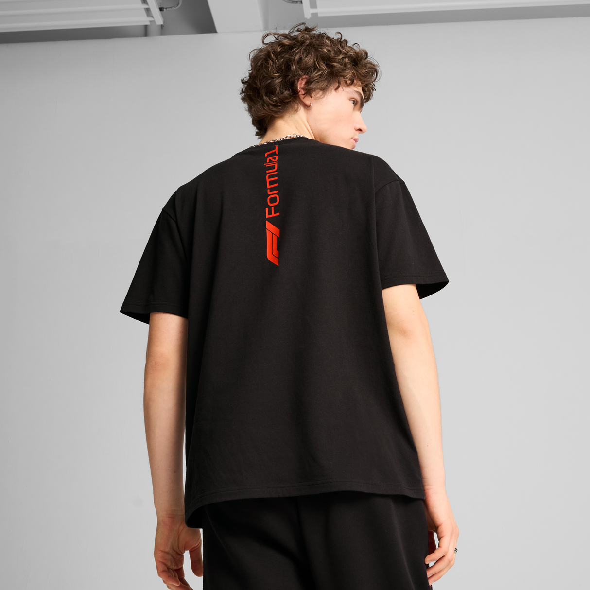 Camiseta gráfica de F1, Puma, Essetial+, corte relajado, negra 🔥