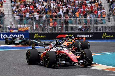 Hamilton y Leclerc discrepan sobre mejoras de Ferrari