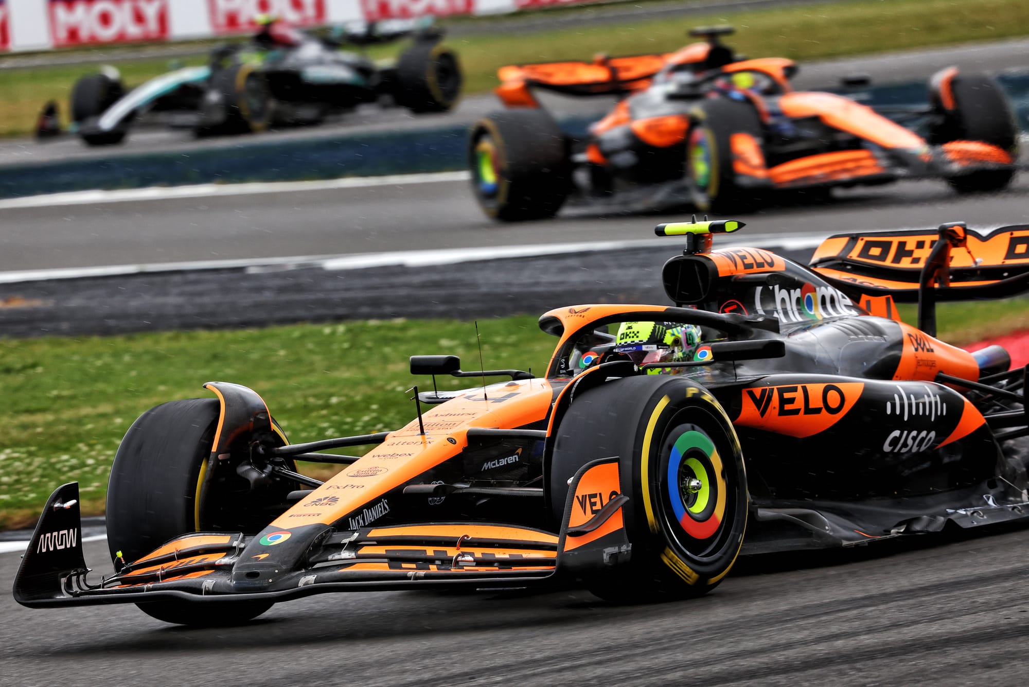 ¡Descubre el impactante y nuevo diseño de McLaren en Barcelona!