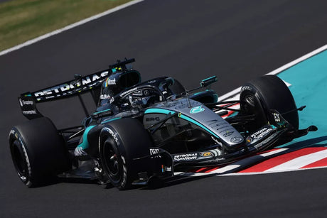 Mercedes divide estrategias y mantiene a Russell en pista
