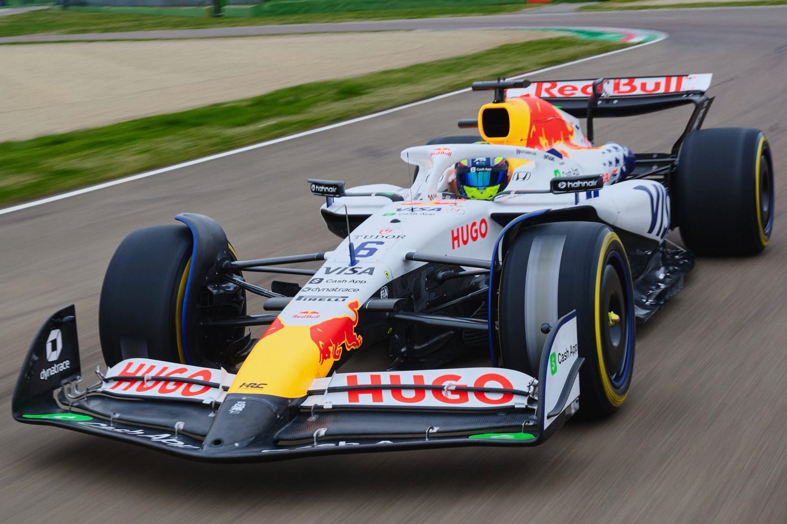 ¡Increíble! Lindblad, el nuevo "rookie" que desafía a Red Bull