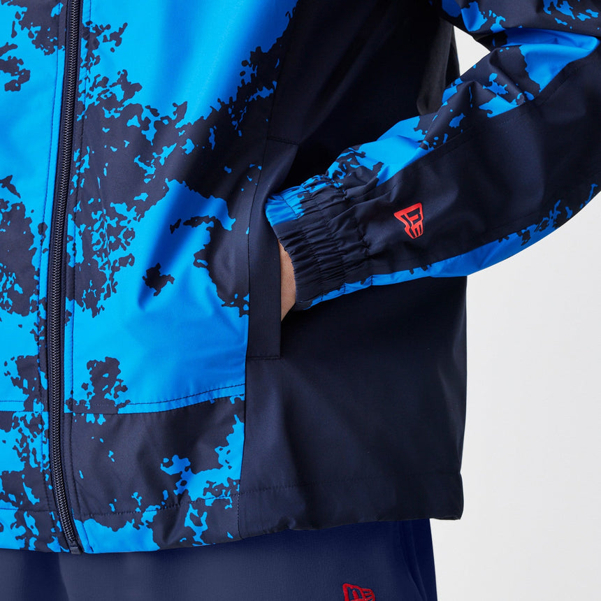 Chaqueta Red Bull Racing, Windrunner, New Era, camuflaje azul