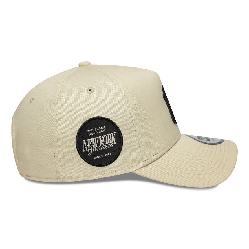 Gorra de los New York Yankees, color beige, con parche lateral, estilo A-frame, New Era, 9FORTY.