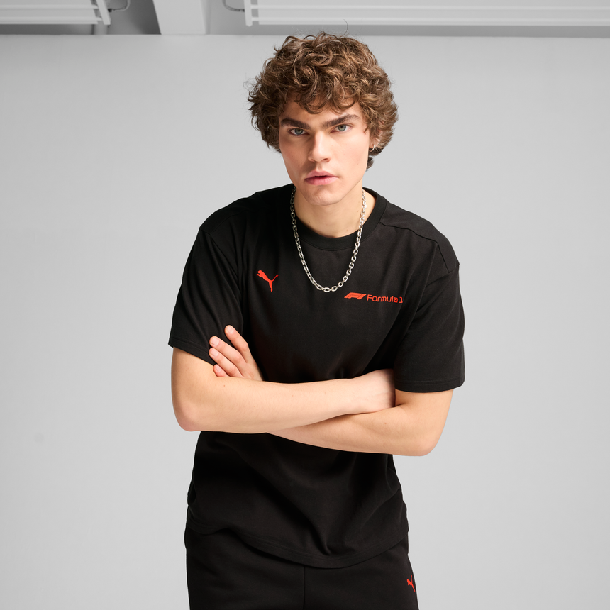 Camiseta gráfica de F1, Puma, Essetial+, corte relajado, negra 🔥